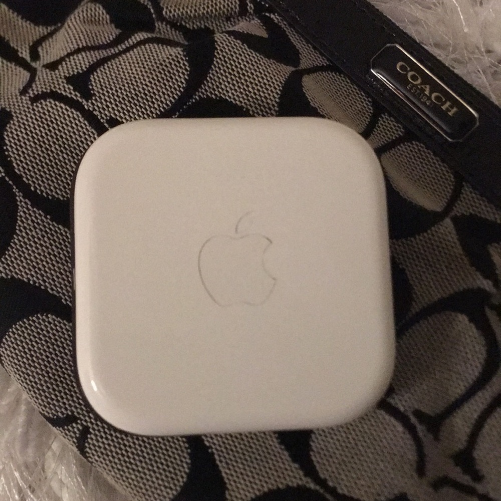 New In Case Apple EarPods Headphones - Picture 2 of 4